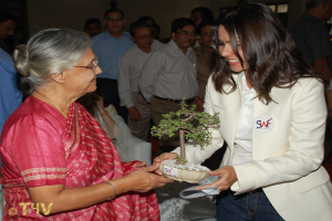 Suruchi Duggal presenting a Bonzai plant to Smt. Shiela Dixit former Hon. Chief Minister, Delhi on behalf of SWF
