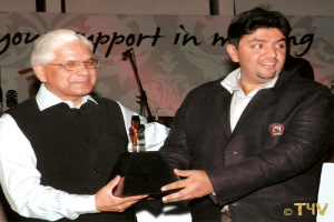 Mr. Sunil Nihal Duggal receiving the award from Dr. Ashwini Kumar (former Minister of State for Industrial Policy and Promotion), for Outstanding Contribution and Dedicated efforts towards securing Select City Walk 2008.